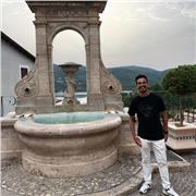 Ragazzo laureato impartisce lezioni di francese online